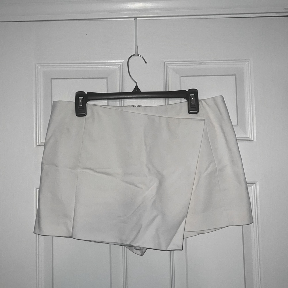 Express skort in white. Skirt is slightly angled in the front